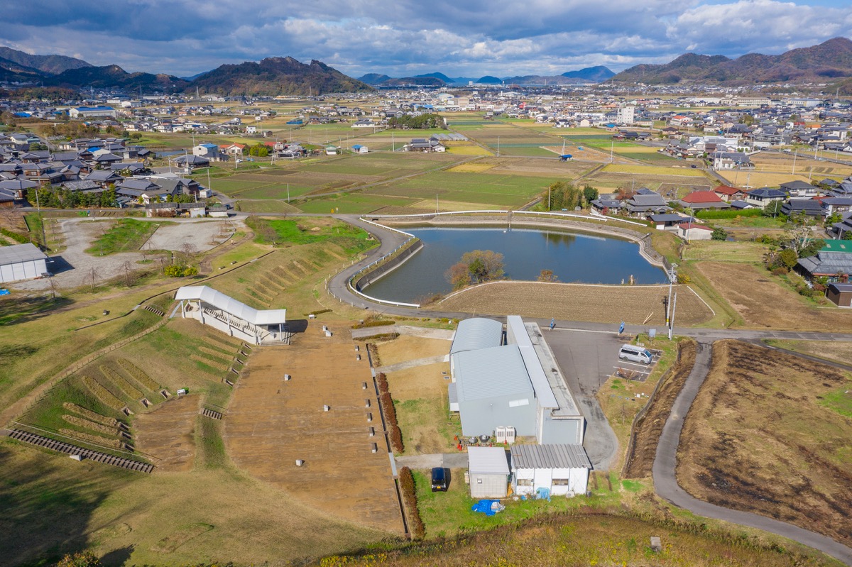 写真04：南上空からの全景２（奥に瀬戸内海）