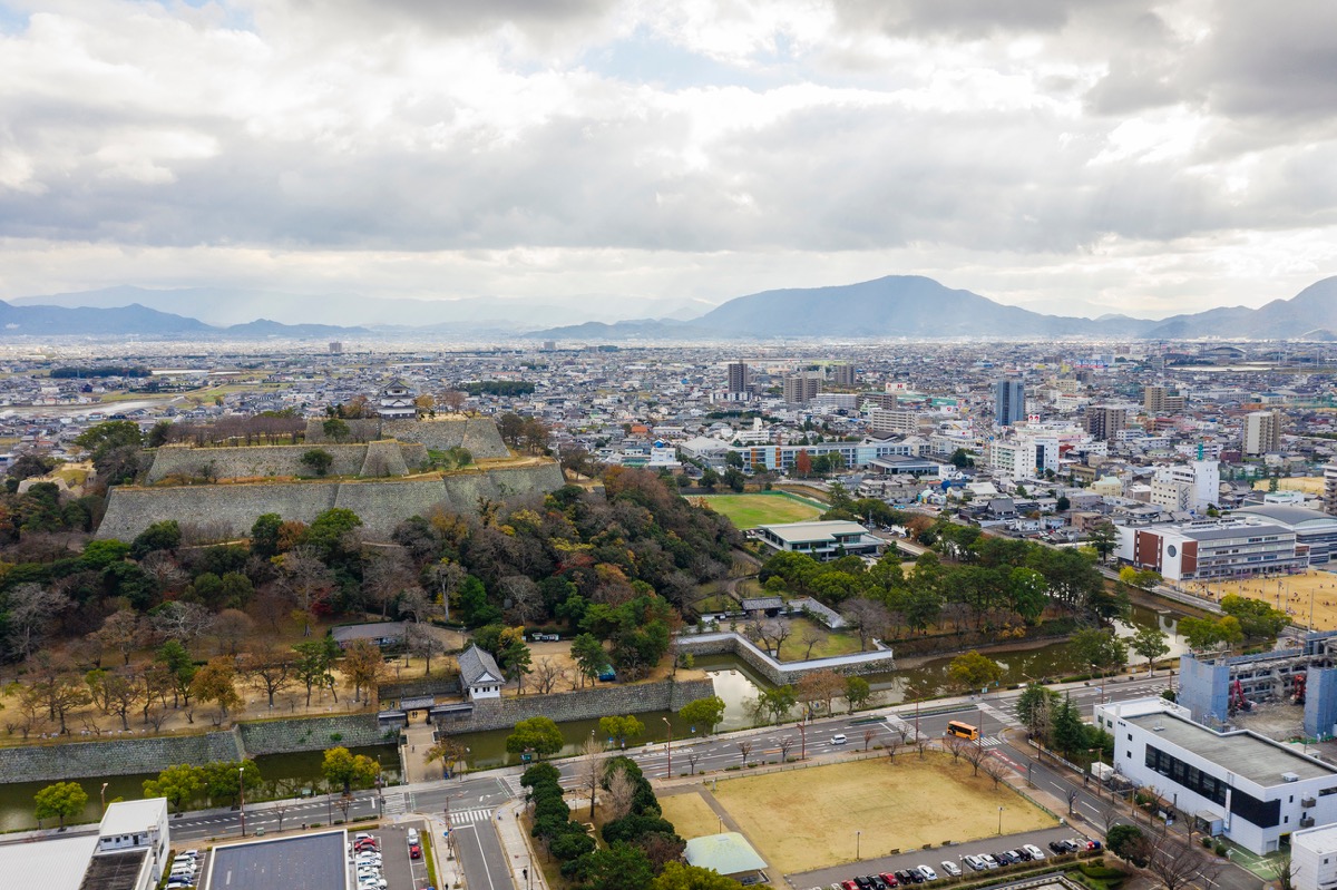 写真04：丸亀城跡の背後に広がる丸亀平野　北より