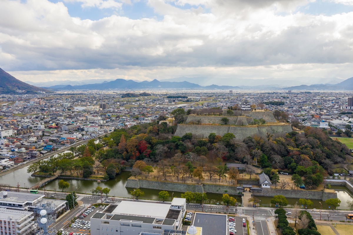 写真05：東上空からみた丸亀城跡