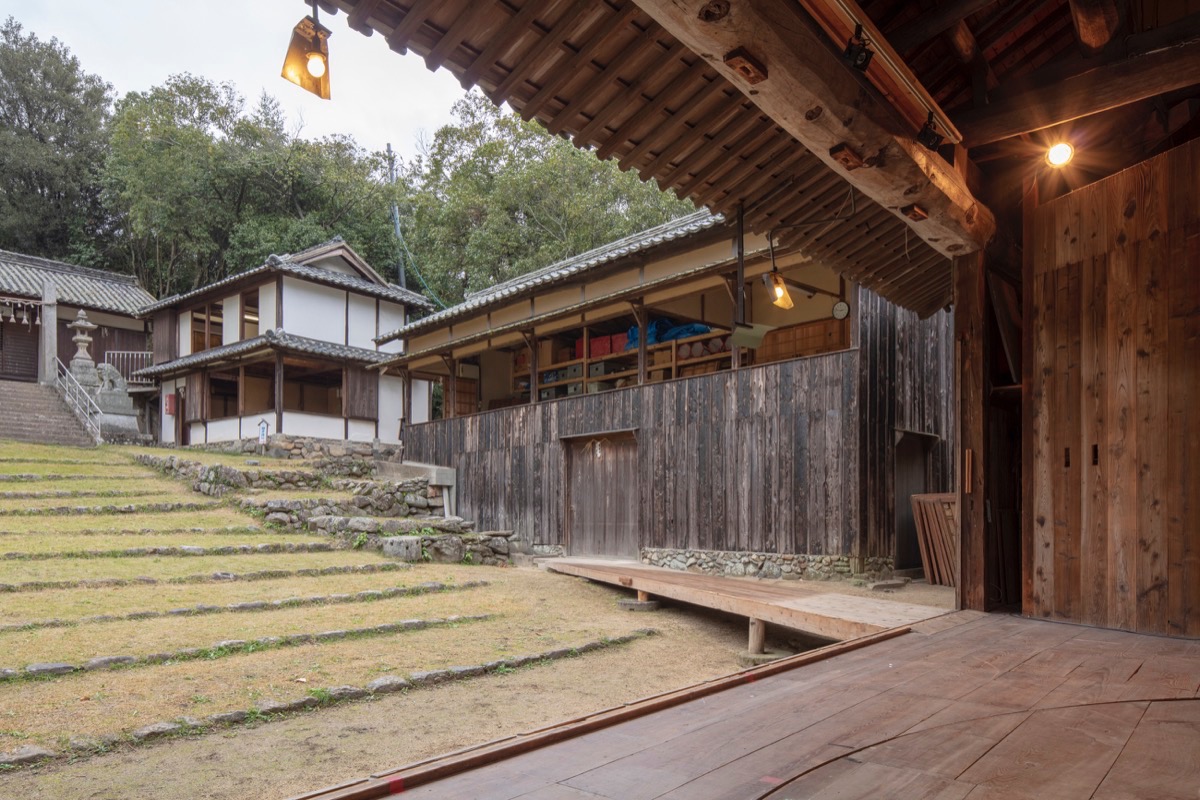 写真05：舞台からみた花道と高座