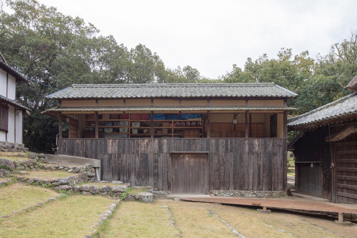 写真07：高座（一階が楽屋）