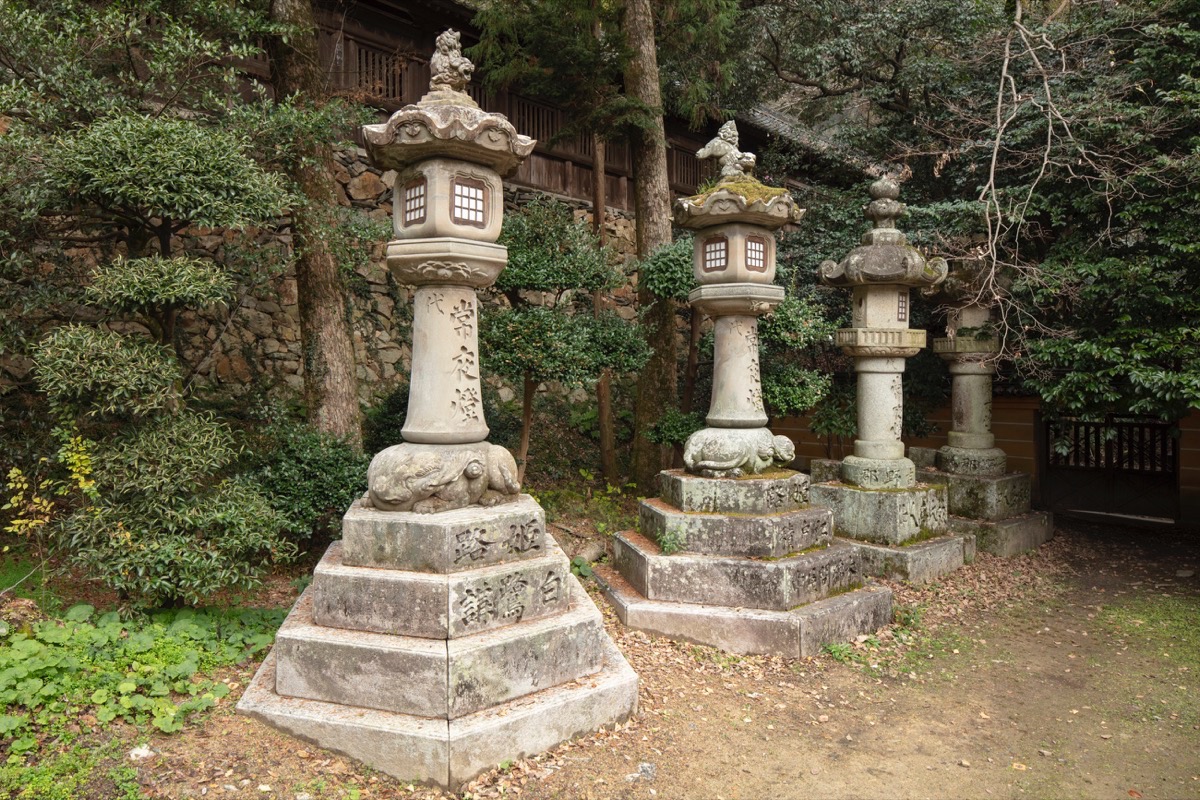 写真02：石灯籠