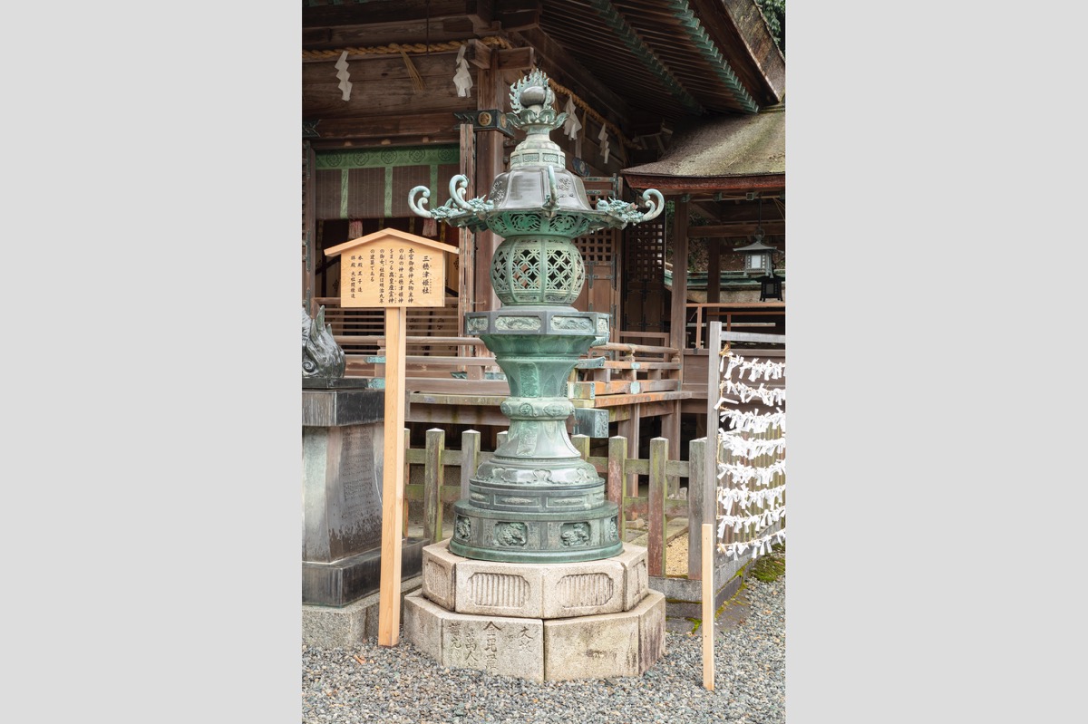 写真03：青銅製灯籠