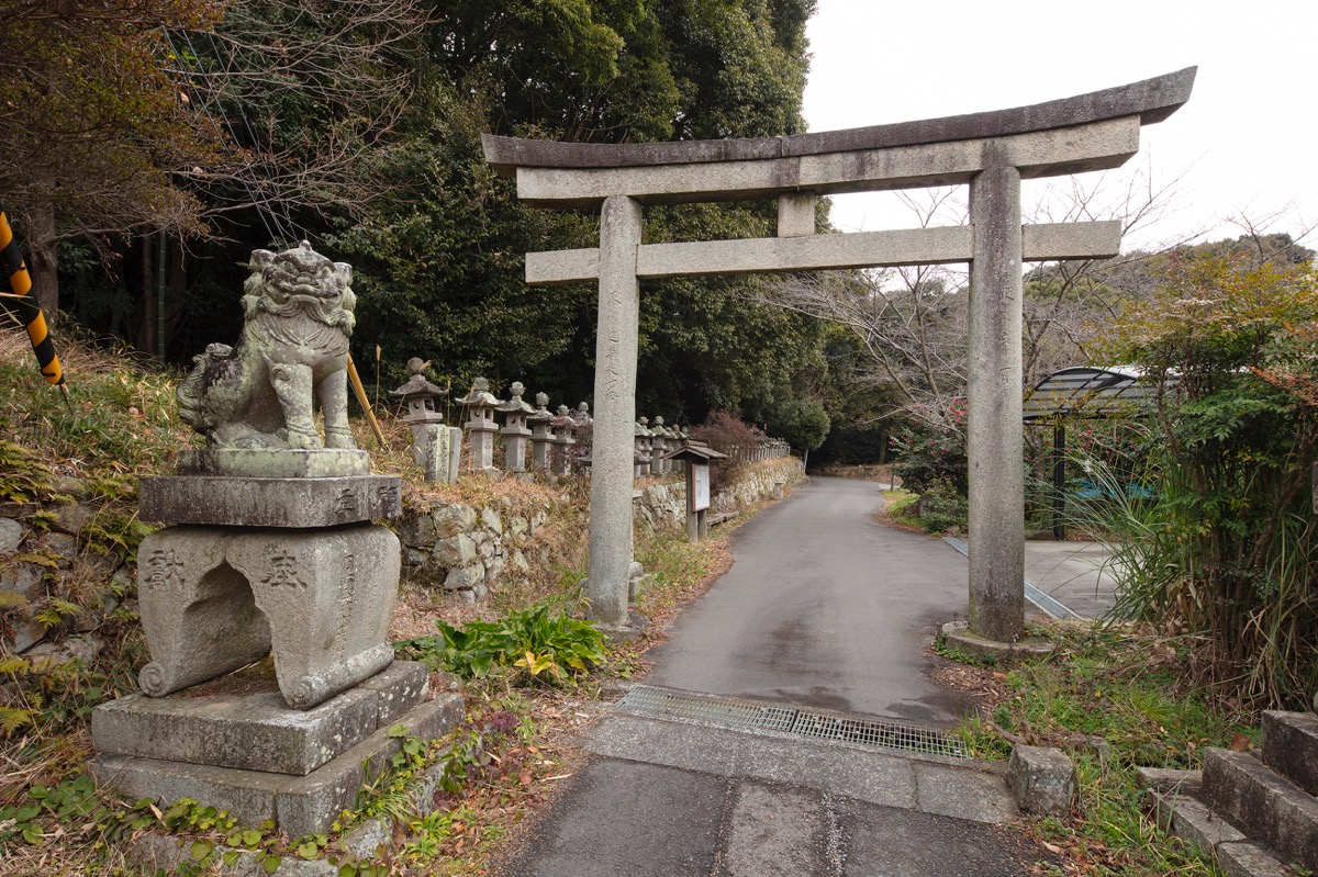 写真04：牛屋口の鳥居と灯籠