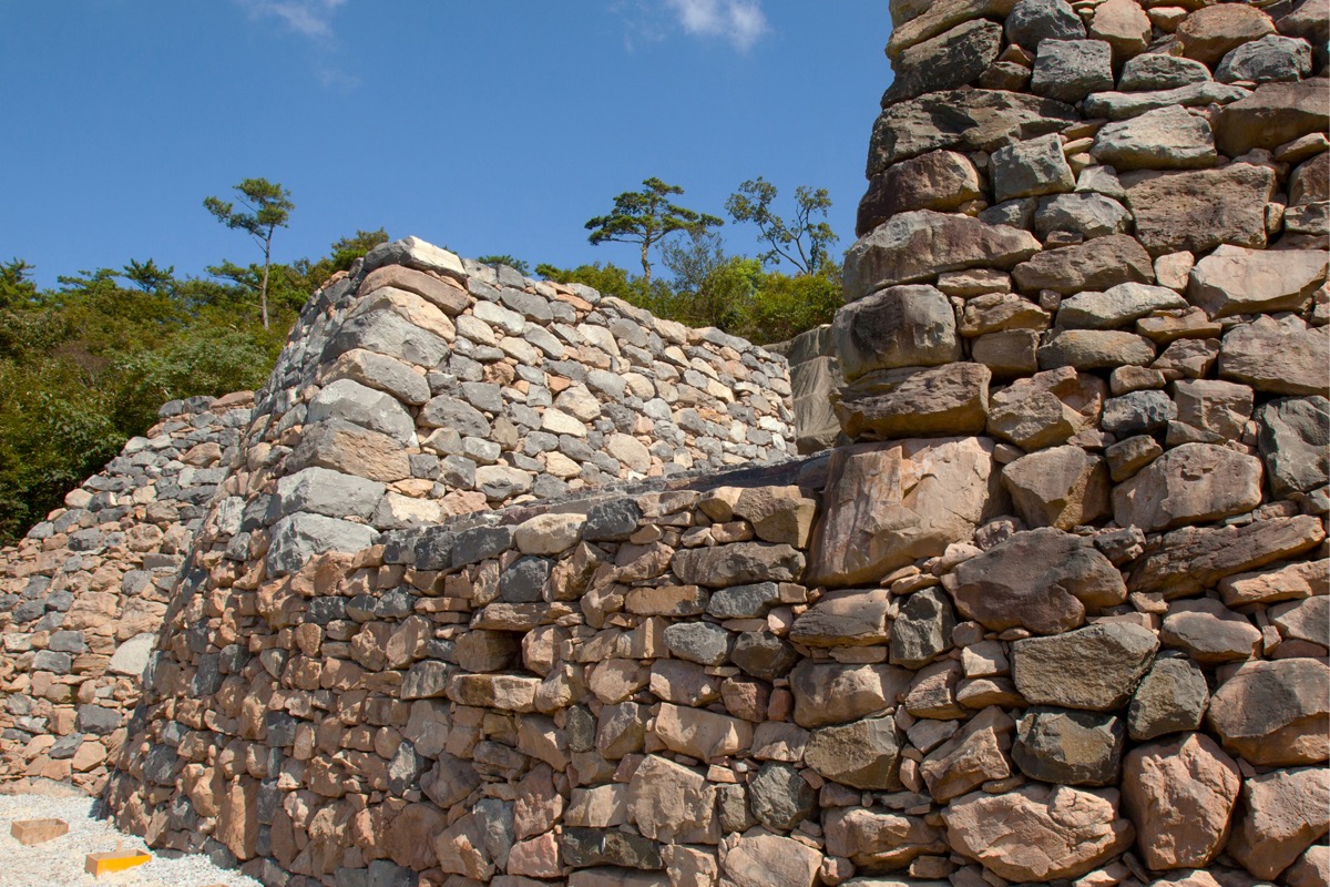 写真06：古代山城屋嶋城城門跡（高松市教育委員会提供）