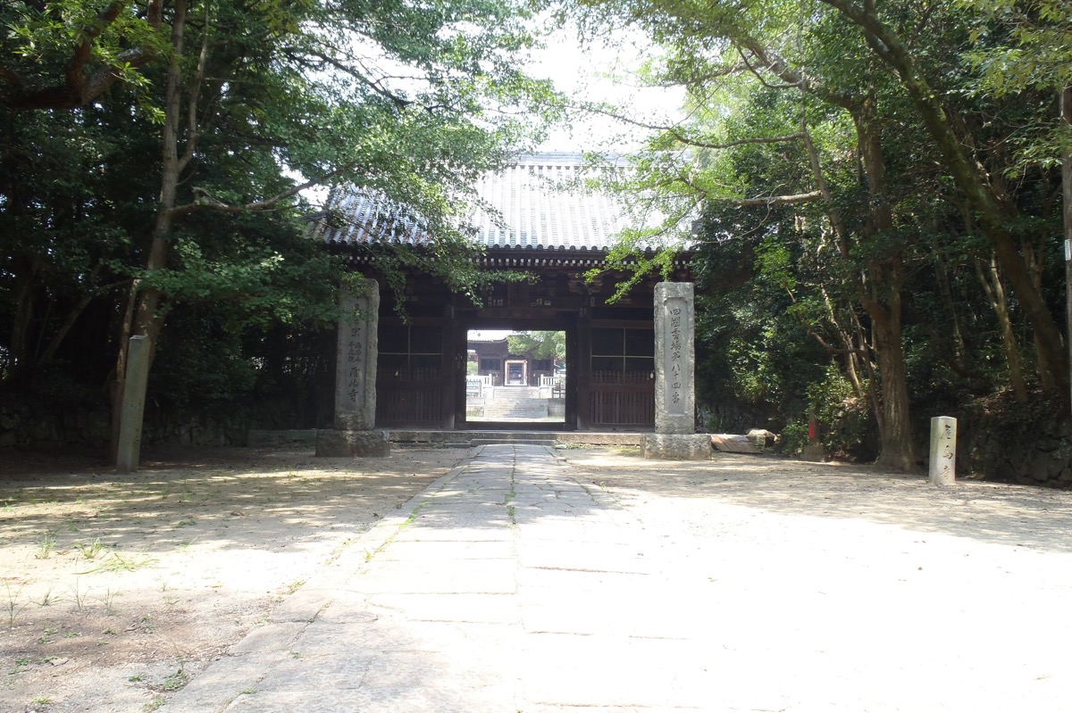 写真08：屋島寺仁王門（高松市教育委員会提供）