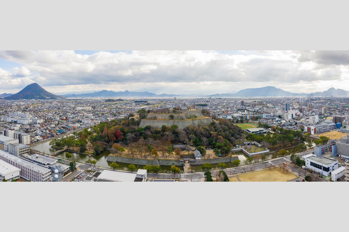 写真03：北上空からみた丸亀城跡（パノラマ）
