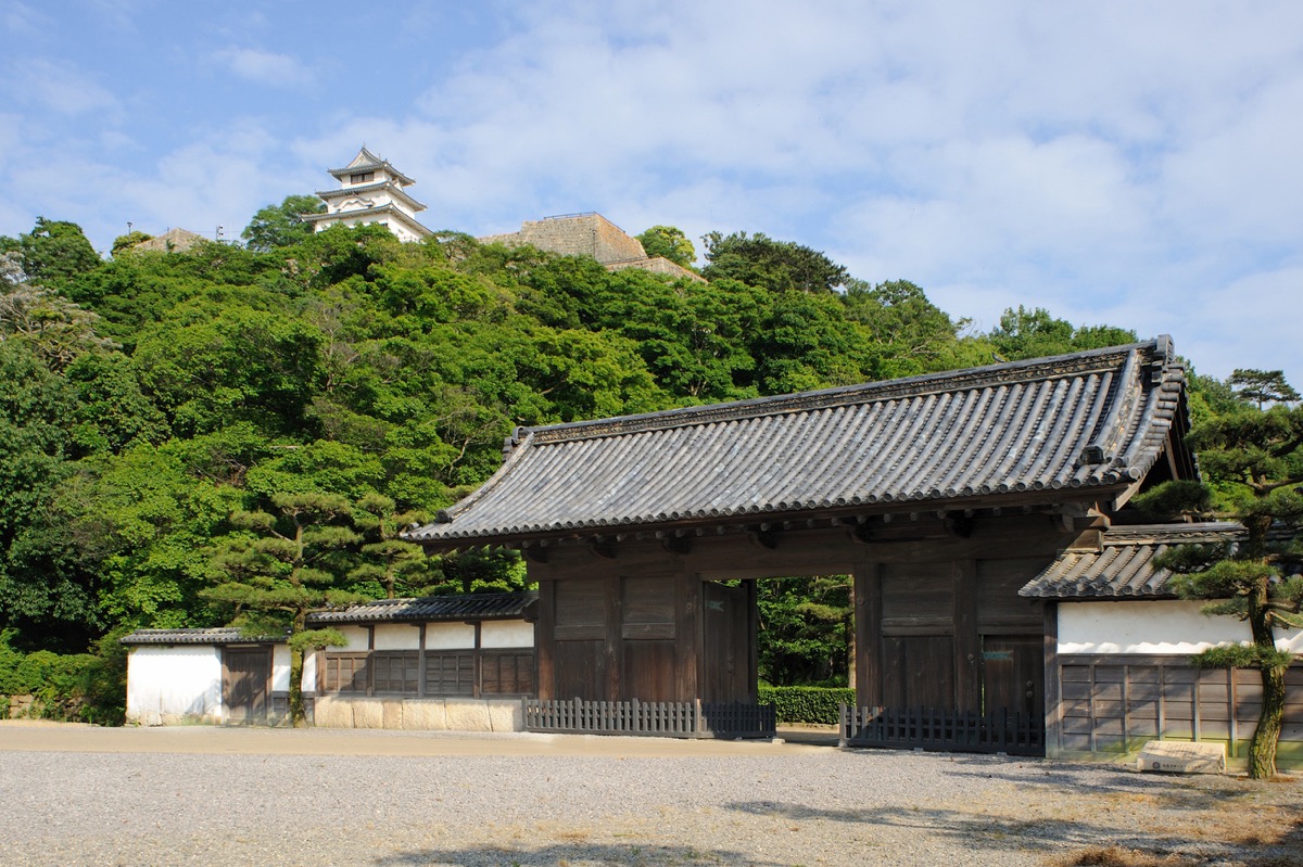 写真08：玄関先御門からみた天守