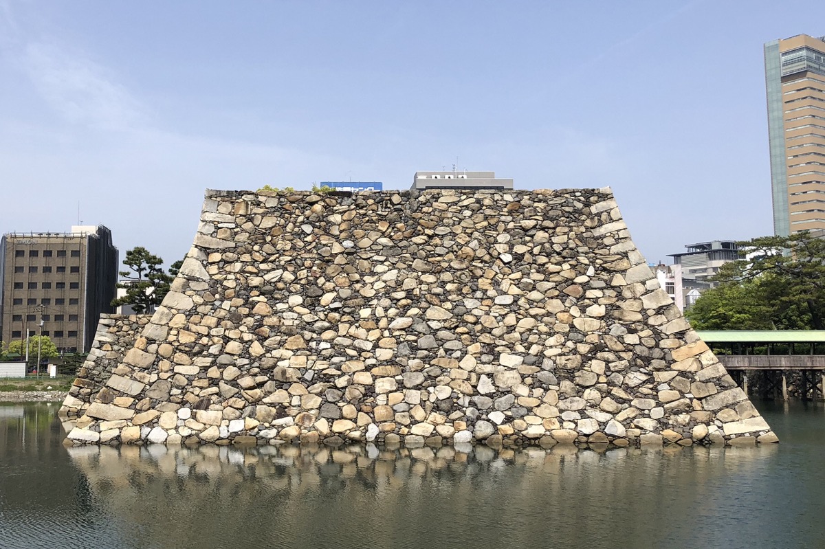 写真06：天守台石垣（高松市教育委員会提供）