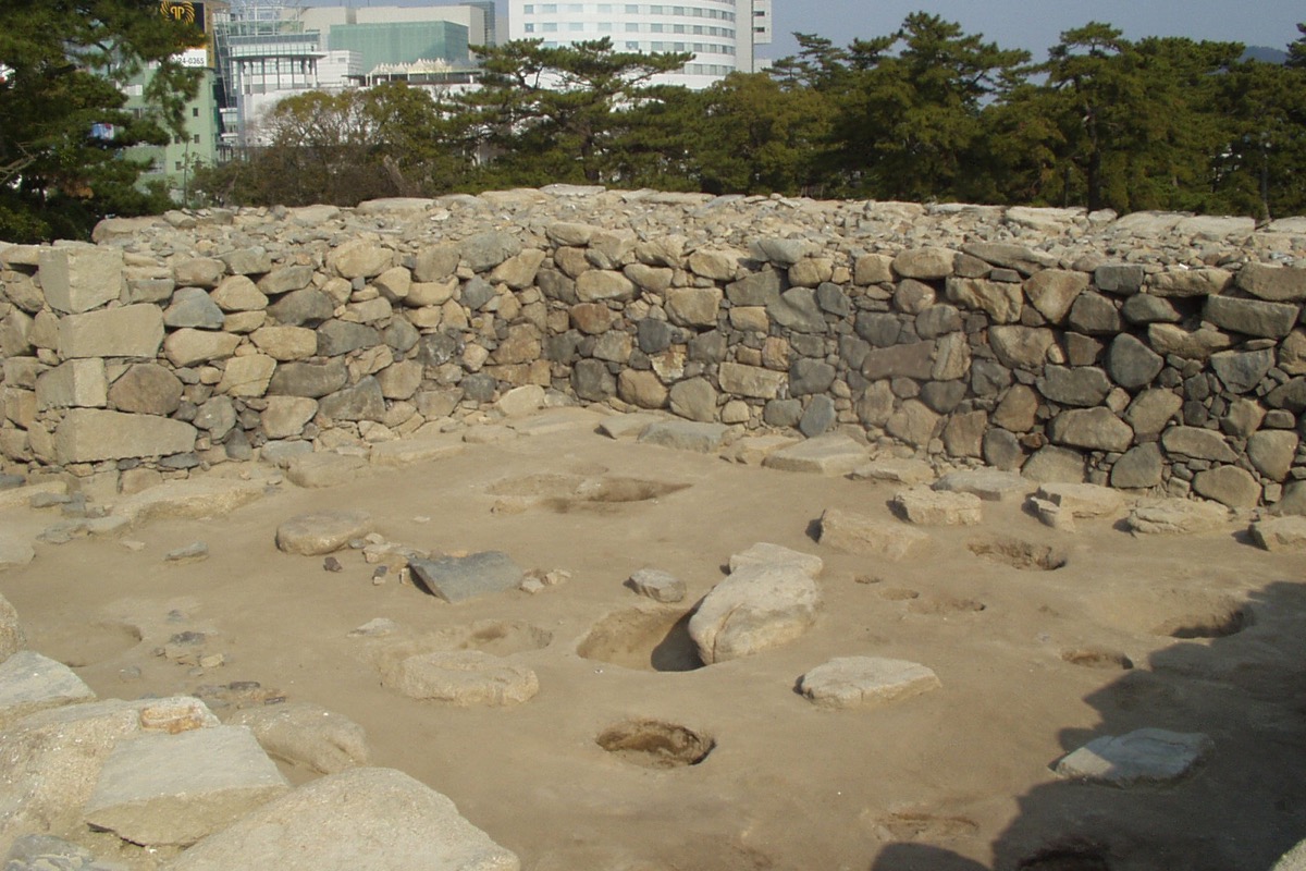写真07：天守台（地下１階）の発掘調査（高松市教育委員会提供）