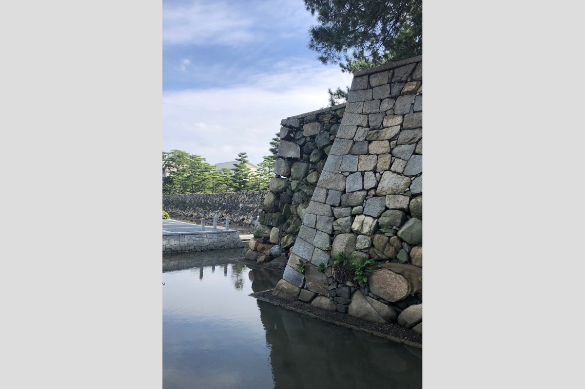 写真09：二の丸北側石垣の隅角部（高松市教育委員会提供）