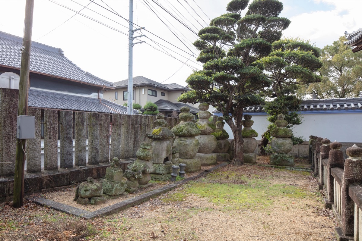 写真07：五輪塔などの石造物群