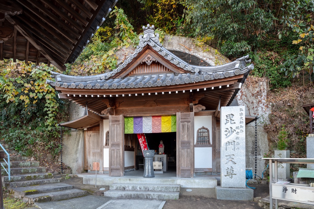 写真04：毘沙門天の岩窟