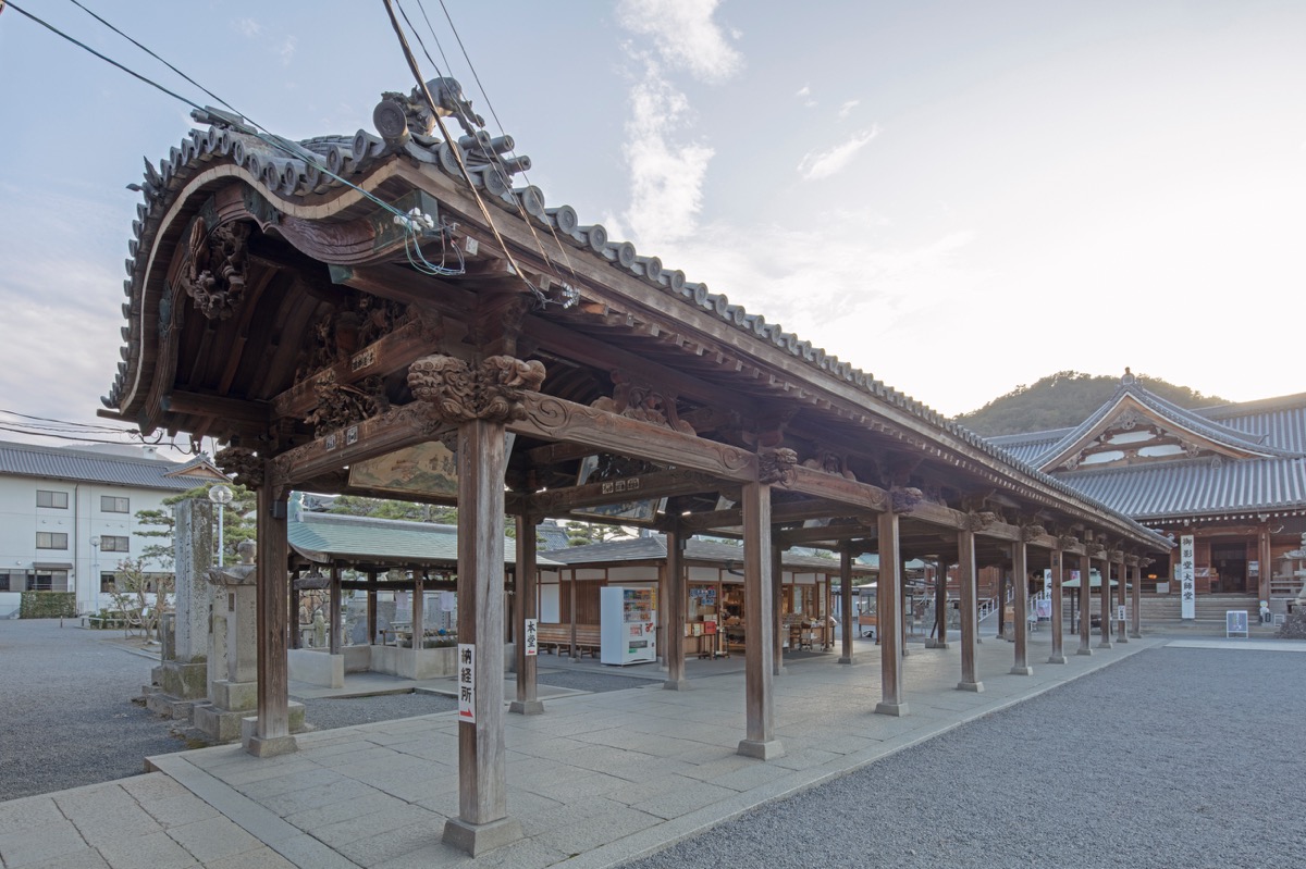 写真08：御影堂前廻廊