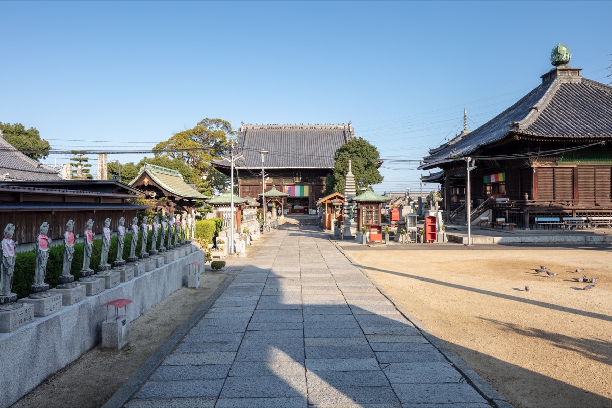 写真04：参道から本堂