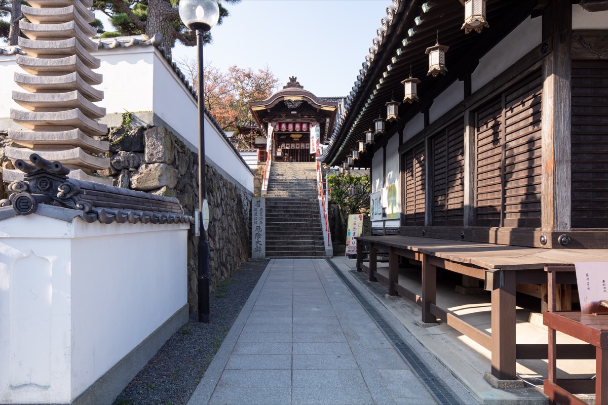 写真06：本堂横から大師堂