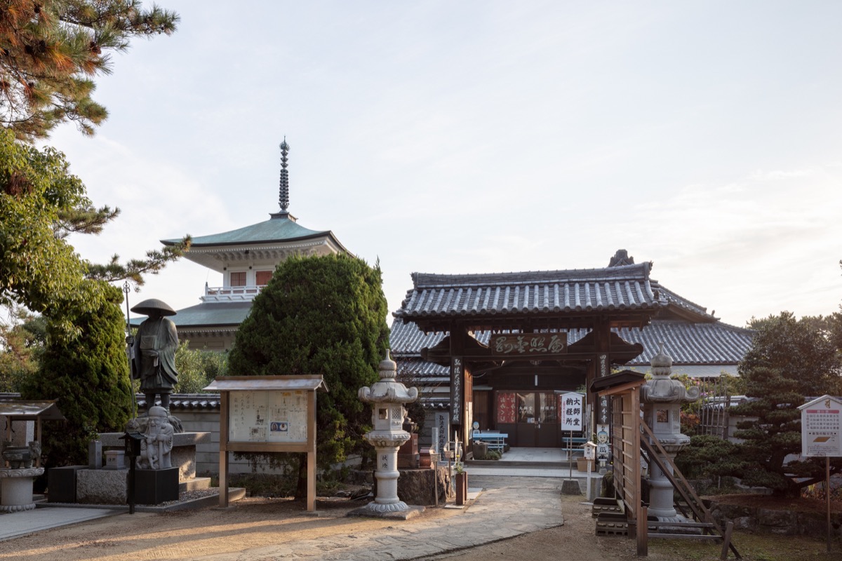 写真09：大師堂と礼拝殿