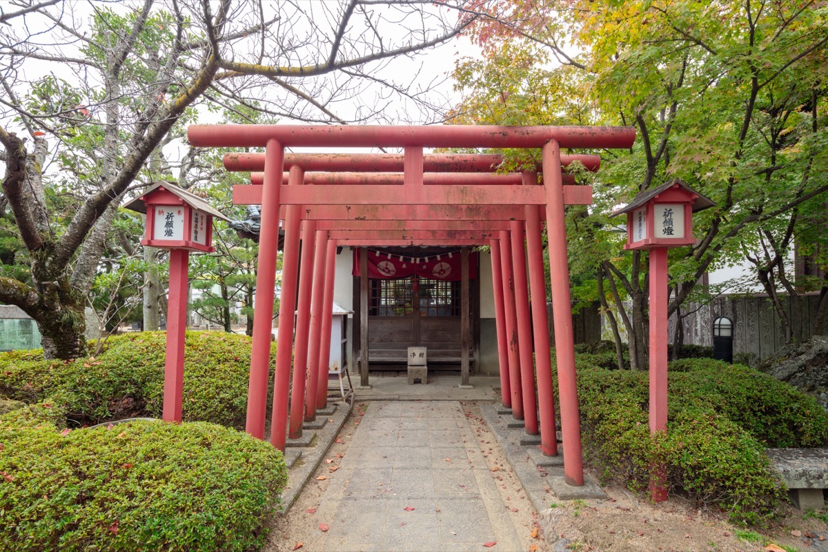 写真03：稲荷堂