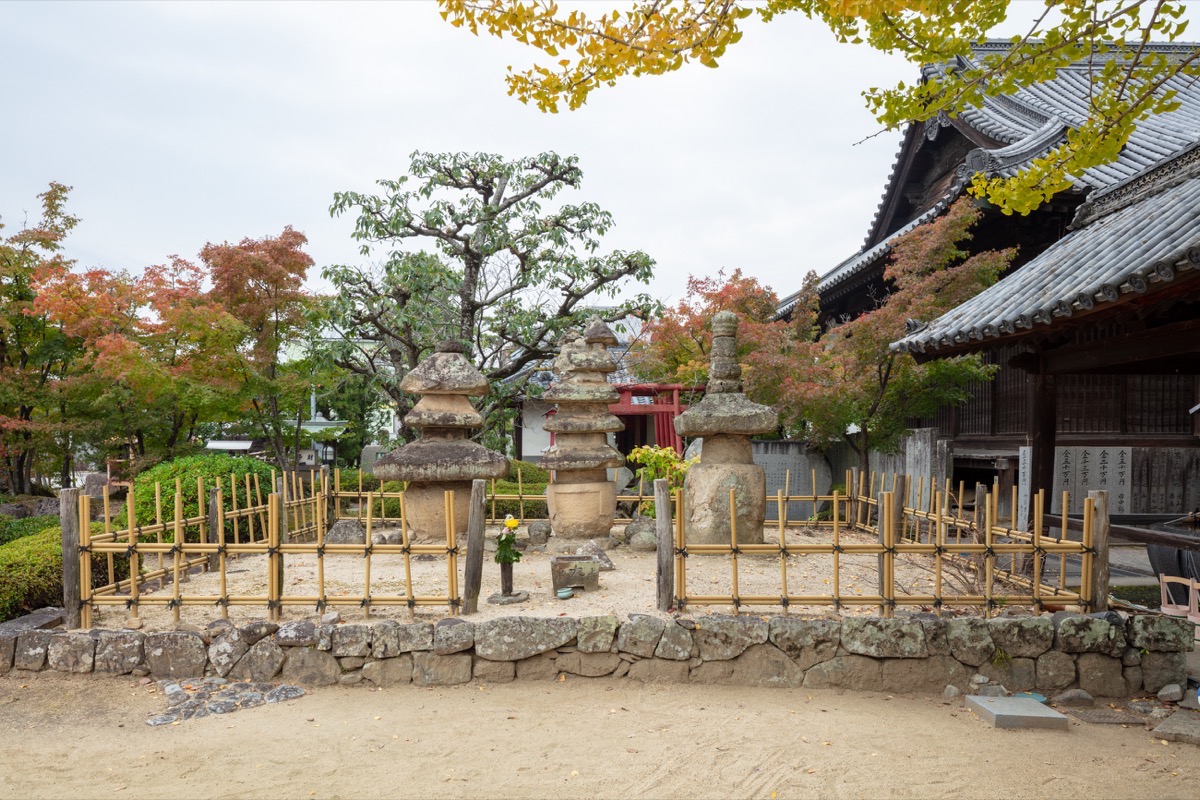 写真04：石塔群