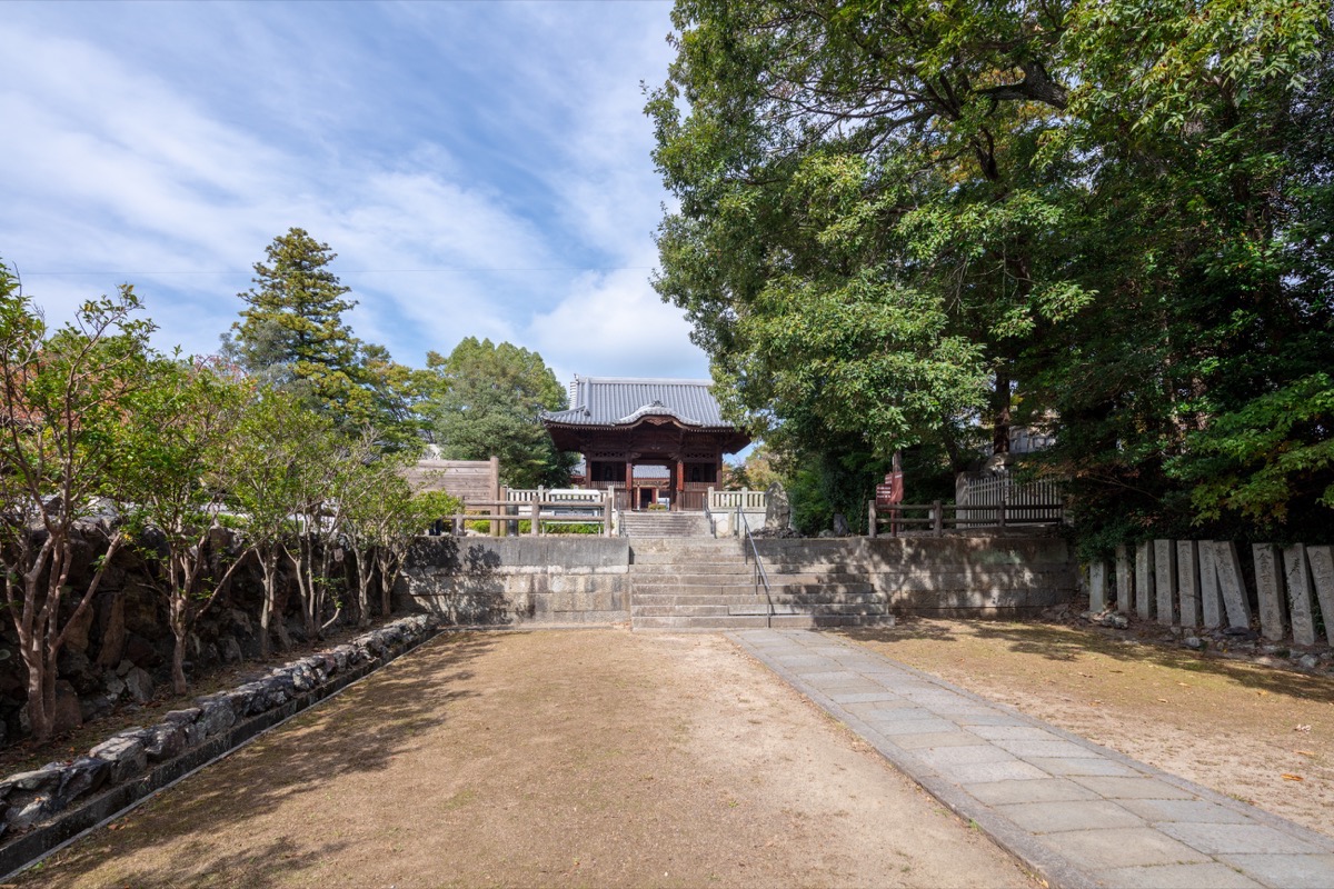 写真03：参道から四天門