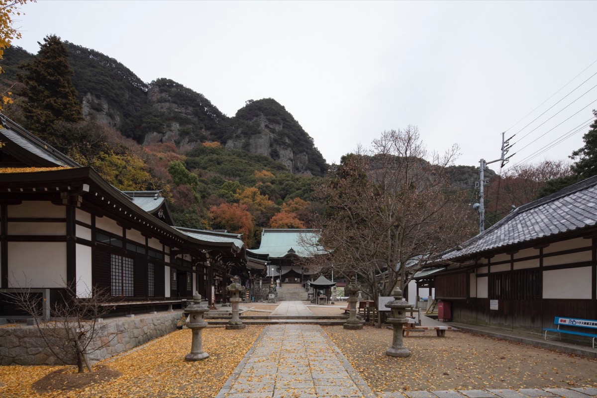 写真05：境内の背後にそびえる五剣山