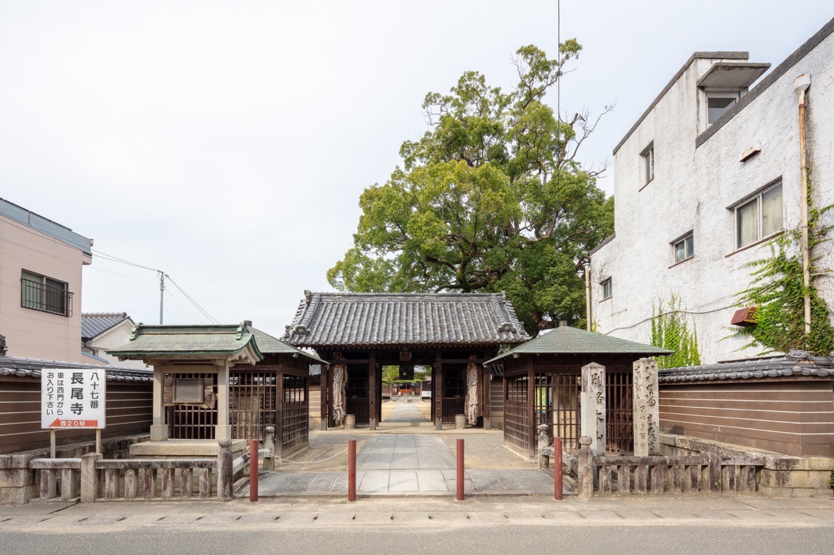 写真02：山門、経幢