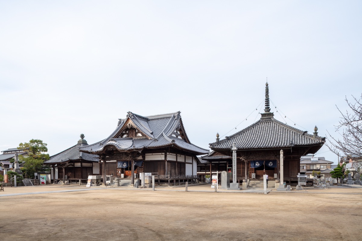 写真06：本堂、大師堂、護摩堂