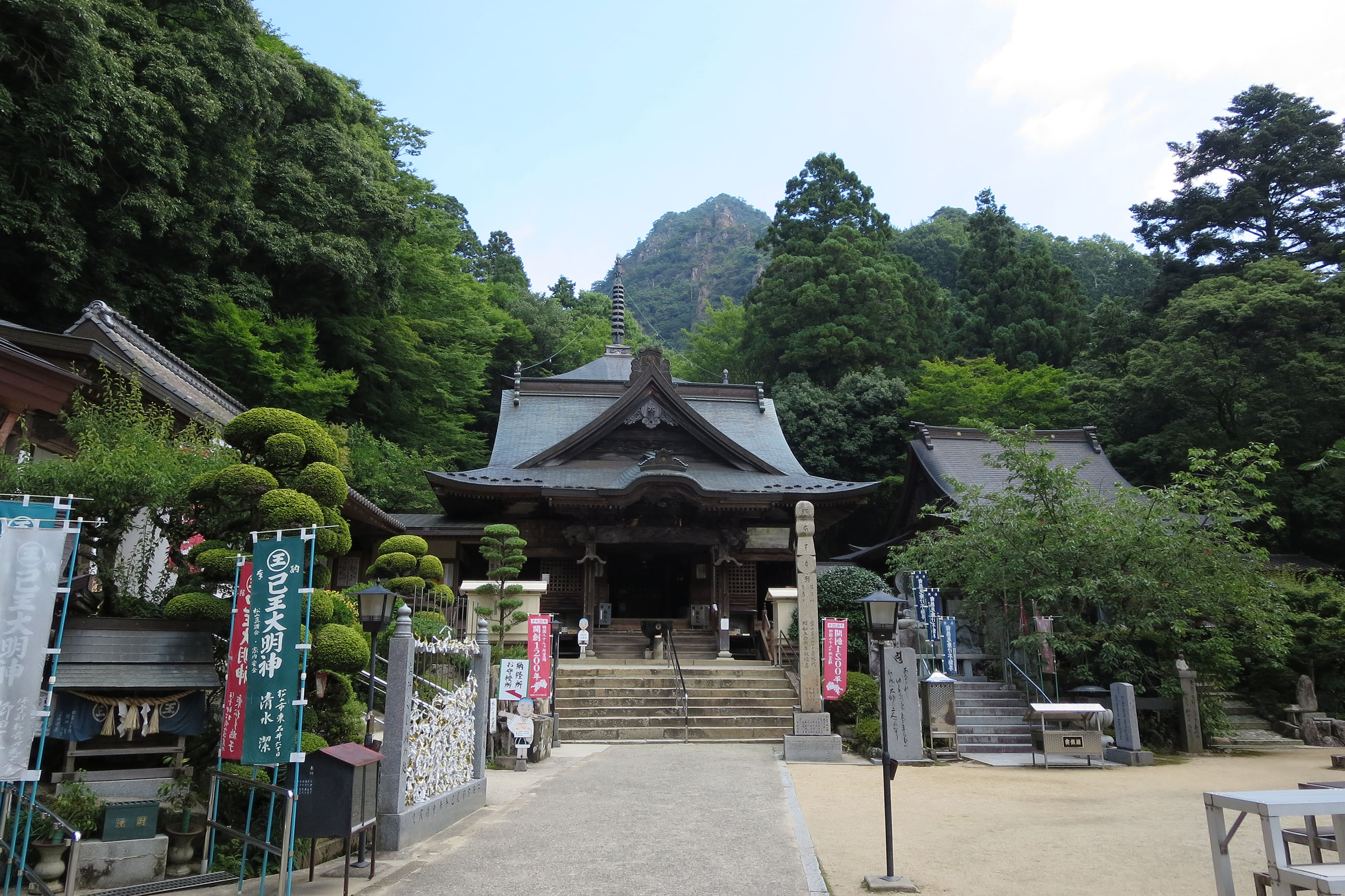 写真03：本堂、女体山